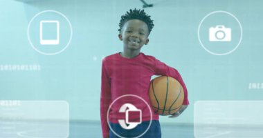 Çocuk basketbolu sahada kavrıyor ve teknolojiyi etkinleştiriyor. Şekil değiştirme simgelerini kaplıyor. Sonra da çözülüyor. Gençlik, teknoloji, yenilik, dijital, bağlantı, spor, modern