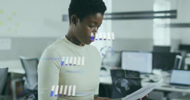 Kadın elinde belgelerle iş analizi için gerekli belgeleri getiriyor ve HUD çizelgeleri çıkıyor. Gelecekçi, yenilikçi, teknoloji, veri, analitik, profesyonel, çalışma alanı