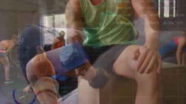 Fitness sınıfında, pazı kıvrımlarını takip eden grafikler yerleştiren bir adam altıgen dambıl tutuyor. Kuvvet, fitness, antrenman, egzersiz, hareket, veri, analiz