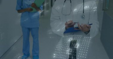 Doktor hastane koridoruna giriyor. Hemşire hasta dosyasını okurken holografik kaplama altında not alıyor. Tıbbi, sağlık, dijital, geleceksel, profesyonellik, işbirliği, teknoloji