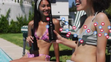 İki kadın havuz başında bira şişelerini tost için kaldırıyor, sosyal medya tepkileri başlıyor. Arkadaşlık, kutlama, eğlence, açık hava, canlılık, samimiyet, yaşam tarzı.