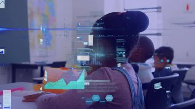 Çeşitli grafiklerin ve ticaret kurulunun animasyonu, çeşitli öğretmen ve öğrencilerin sınıfta alkışlaması. Dijital bileşik, çoklu pozlama, rapor, iş dünyası, borsa ve çocukluk kavramı.