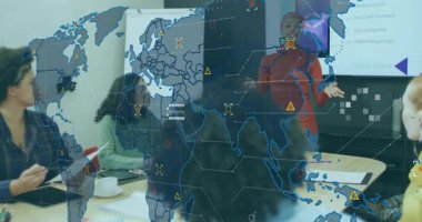 İş toplantısı, sunucunun planlama için harita kaplamasında el kol hareketi yapmasıyla başlıyor, ekip not alıyor. İşbirliği, takım çalışması, modernlik, profesyonel, dijital dönüşüm, şirket, strateji