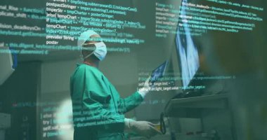 Erkek cerrah monitörde kodlara tepki veriyor ve sağlık anormalliğini vurgulayan taramaları ayarlıyor. Tıbbi, teknoloji, tanı, fütüristik, klinik, elektronik, profesyonel