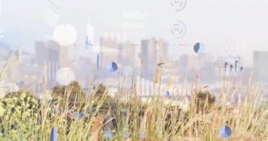 Modern şehre karşı çimlerin üzerinde birden fazla grafik ve ticaret panosu animasyonu. Dijital bileşik, çoklu pozlama, rapor, iş dünyası, borsa ve mimari kavramı.