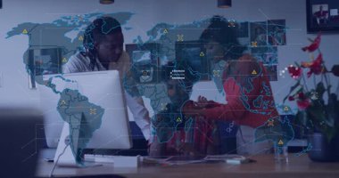 Fotoğrafçı, fotoğraf makinesine hafıza kartı veriyor. Ekip baskıları incelerken dijital kaplamaları başlatıyor. İşbirliği, yaratıcı, teknoloji, analiz, takım çalışması, yenilik, çalışma alanı