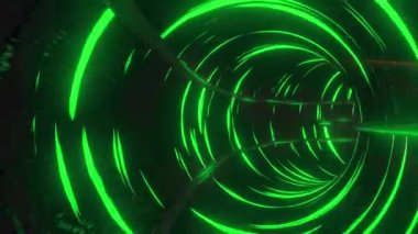 Aydınlatılmış yeşil ve siyah hareketli dairesel tünelin animasyonu. Dijital olarak üretilmiş, hologram, illüstrasyon, saykodelik, vektör, akış yolu, soyut ve yol kavramı.