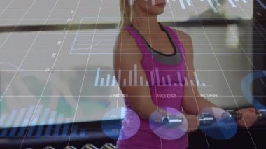 Spor salonunda ağırlık egzersizi yapan beyaz bir kadın için finansal veri işleme animasyonu. Küresel spor, iş, bilgisayar, veri işleme ve bağlantılar konsepti dijital olarak oluşturulmuş video.
