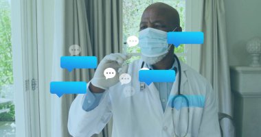 Ofiste teletıp danışmanlığı yapan laboratuvar önlüklü, sohbet köpüklü, steteskoplu bir doktor. Tıbbi, tele sağlık, dijital, sağlık, profesyonel, modern, iletişim