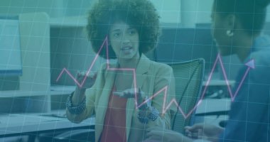 Bej ceketli ve kırmızı bluzlu bir kadın verileri analiz ediyor ve ofiste üst üste çizilmiş çizgiler çiziyor. İşbirliği, takım çalışması, şirket, analitik, iş, profesyonellik, modern