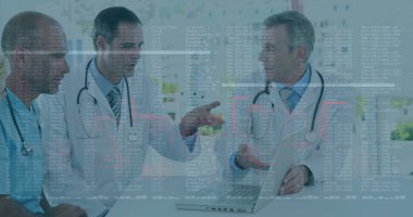 Verileri analiz etmek, konferans odasında dizüstü bilgisayar ve stetoskoplarla laboratuvar kıyafeti giyen üç doktor. Tıbbi, işbirliği, teknoloji, araştırma, profesyonellik, sağlık, analitik