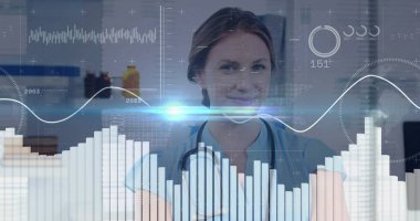 Kadın doktoru, laboratuvar odasında stetoskop ve kehribar şişeleriyle dijital örtüleri analiz ederken izlemek. Tıbbi, tanı, sağlık, bilim, veri, araştırma, analiz