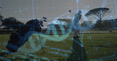 Kıdemli golfçü golf sahasında golf çantasıyla ve DNA örtüsüyle fotokopi çekerek topa vuruyor. Atletik, boş zaman, teknoloji, yenilik, açık hava, ilham, refah