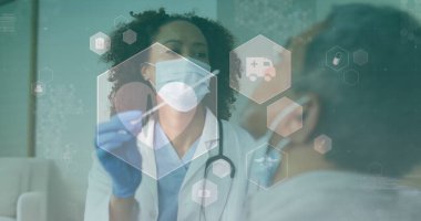 Klinikte beyaz önlük, maske ve eldiven giyip altıgen simgelerle burun temizleme testi yapan bir doktor. Sağlık, tıbbi uzmanlık, tanı testleri, klinik çevre, hassasiyet, teknoloji, kıdemli bakım