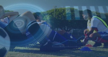 Futbol sahasında futbol topu ve koni ile önlükle krampon bağlayan diz çökmüş bayan futbolcu. Atletik, takım çalışması, spor, spor, rekabet, çeviklik