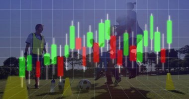 Kadın antrenör önlük giyip sahada altı oyuncuyu eğitirken, koni topları şamdan grafiği üst üste konuyor. Atletik, takım çalışması, strateji, hareket, spor, fitness, eğitim