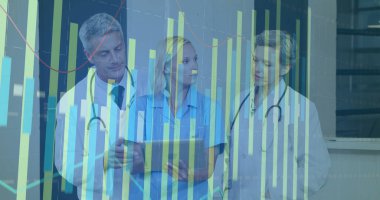 Steteskoplu önlük ve paltolar içinde hastane koridorunda tablet çizelgeleri tartışan personeli inceliyorum. Profesyonel, sağlık, veri, analiz, takım çalışması, modern, klinik