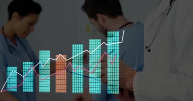 Veri çubuklarını ve çizgi grafiklerini inceliyoruz. Ekip tablet tutuyor ve klinikte önlük giyiyor. Tıbbi, işbirliği, analitik, teknoloji, sağlık, modern, tanı