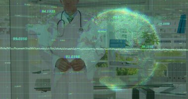 Laboratuvar önlüğü giyen doktor, tıbbi ofisindeki veri örtülerini holografik küreyle analiz ediyor. Tıbbi, teknoloji, yenilik, sağlık, analitik, dijital, profesyonel