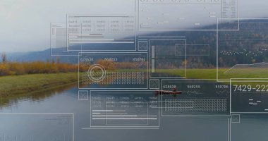 Çimenli bankaların yanındaki gölde can yeleğiyle can yeleği giyen kürekçi adam AR panellerini kullanıyor. Macera, keşif, teknoloji, açık hava, dinginlik, yenilik, doğa