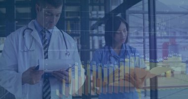 Laboratuvarda önlük giyen tıbbi personel dijital tablet, sarı dosya ve stetoskop kullanarak verileri inceliyor. Sağlık, işbirliği, teknoloji, analiz, teşhis, profesyonellik, yenilik