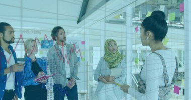 Ofiste, üzerinde yapışkan notlar, grafik kaplamaları ve kopyalama alanı olan ekose elbiseli bir kadın. İşbirliği, takım çalışması, beyin fırtınası, yenilik, veri analizi, esnek çalışma alanı, profesyonel gelişim