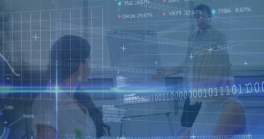 Yeşil gömlekli sunucu toplantı odasındaki çizelgeleri borsa saatleriyle açıklıyor. Veri, takım çalışması, yenilik, teknoloji, analiz, profesyonel iletişim