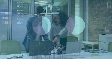 Konferans masasına yaslanmış iki profesyonel dizüstü bilgisayarları ve dijital çizelgeleri analiz ediyor. İşbirliği, takım çalışması, veri, analiz, sunum, modern, kurumsal