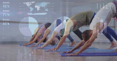 Aşağı doğru köpek pozu pratiği. Altı yetişkin, veri örtüsüyle birlikte bale barının yanında mavi minderlere diziliyor. Sağlık, fitness, teknoloji, modern, sağlık, esneklik, işbirliği