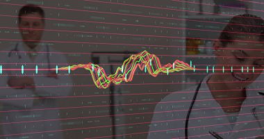 Hastane koridorunda pano kullanarak dijital çizelge ile beyaz önlüklü bir doktor yazmak. Tıbbi, profesyonellik, teşhis, klinik, teknoloji, sağlık hizmetleri, teşhis