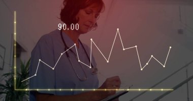 Hastanedeki hasta ölçümlerini not eden olgun bir hemşire. Kalem stetoskobu ile kaplanmış. Sağlık, tıbbi, teknoloji, profesyonel, veri, analiz, klinik