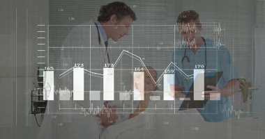 Tıbbi ekip hasta verilerini steteskoplarla, dosya ve çizelgelerle muayene odasında yorumluyor. Sağlık, profesyonellik, teşhis, yenilik, takım çalışması, klinik, teknoloji