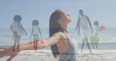 Kumlu plajda kollarını esneten gri kollu bir kadın, daha serin ve plaj topuyla. Dinginlik, rahatlama, uyum, açık hava, rahatlık, refah, doğa.