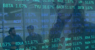 Takım elbiseli ve gözlüklü bir kadın ofisteki saydam ekranda saatleri izliyor. Teknoloji, işbirliği, iş dünyası, yenilik, analitik, şirket, üretkenlik