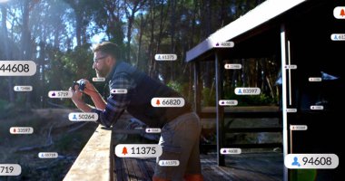 Kabin güvertesinde kameraya bakan, ekose gömlek ve güneş gözlüğü takan olgun bir adam. Manzara, köy, doğa, macera, açık hava, boş zaman, kırsal alan.