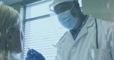 Laboratuvar önlüklü, maskeli bir doktor muayene odasına jaluzi ve fotokopi çekerek burun çubuğu sokuyor. Sağlık, teletıp, profesyonel, tanı, hijyen, klinik, test