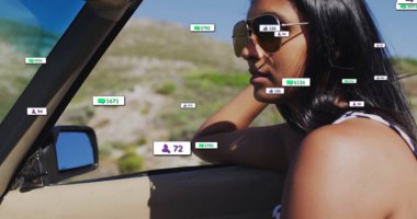 Kırsal yolda üstü açık bir arabada havacı güneş gözlüğü takan Hintli bir kadın, fotokopi odası. Macera, yaşam tarzı, seyahat, özgürlük, manzara, açık hava, canlı