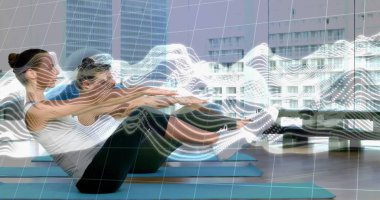 Mavi minderlerin üzerinde dengede duran spor ayakkabılı üç yetişkin spor salonunda bacak kaldırıyor, hareket takibi örtüyor. Spor, sağlık, egzersiz, hareket, hareket, kentsel, modern