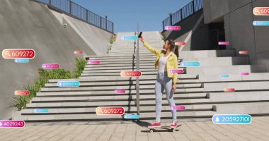 Akıllı telefon yetiştirmek, sarı ceketli patenci plazada yüzen etiketli selfie çekmek, kopyalama alanı. Şehir, yaşam tarzı, canlı, sokak giyimi, modern, boş zaman, açık hava