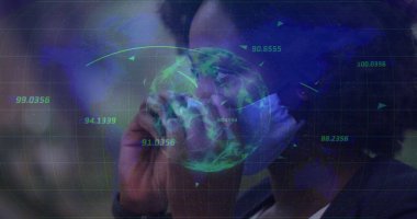 Holografik küreye uzanan analist laboratuvarda beyaz bluz ceket giyiyor ve veri akışını gösteriyor. Teknoloji, yenilik, veri, görselleştirme, fütüristik, dijital, analitik