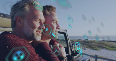 Üstü açık ve turkuaz ikonlarıyla okyanus manzaralı kıyı yoluna bakan yassı erkek çift. Manzara, macera, teknoloji, eğlence, seyahat, entelektüellik, açık hava