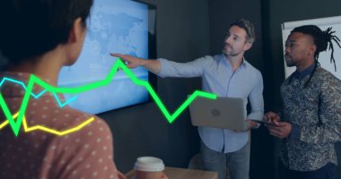 Toplantı odasındaki dijital harita ekranını dizüstü bilgisayarlı kahve fincanıyla gösteren profesyoneller. Şirket, takım çalışması, veri görselleştirme, teknoloji, iş dünyası, işbirliği, modern