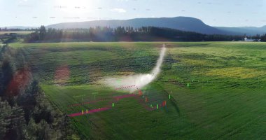 Püskürtme merkezi pivot fıskiye kolu yüksek basınçlı hortum kırsal tarım arazilerindeki ekinleri sisliyor, su yayı. Tarım, sulama, tarım arazisi, kırsal, ekipman, manzara, doğa