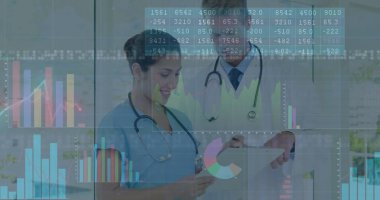 Önlük ve laboratuvar önlüğü giyen sağlık personeli klinikte tableti incelerken üzerlerinde çizelgeler vardı. Sağlık, veri analizi, teknoloji, profesyonellik, dijital, işbirliği, modern