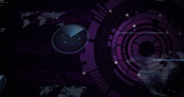 Radar benzeri ekran ve pikselleştirilmiş dünya haritasıyla tam HUD ortamında HUD grafik yansıtılıyor. Futuristik, teknoloji, arayüz, veri görselleştirme, siber, dijital, bilim