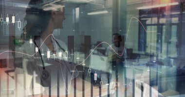 Beyaz önlüklü doktor, klinikte steteskop, masa monitörleri, veri örtüsü, kopyalama alanı. Tıbbi, profesyonel, veri, teknoloji, sağlık, analiz, modern