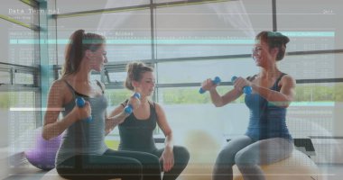 Mavi dambılları kaldırmak, fitness stüdyosunda denge toplarıyla antrenman yapmak, yoga minderleri. Zindelik, güç, sağlık, kararlılık, takım çalışması, aktif, sağlıklı