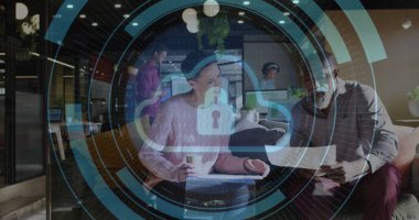 Elinde kahve tutan pembe kazaklı bir yönetici, siber kaplama altında ofis salonundaki belgeleri inceliyor. İşbirliği, takım çalışması, yenilik, modern, profesyonel, teknoloji, gelişigüzel