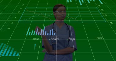 Mavi önlüklü ve steteskoplu genç hemşire çizelgelerle yeşil şebeke arayüzünü inceliyor. Fütüristik, veri görselleştirme, sağlık, dijital, bilim, teknoloji, analitik