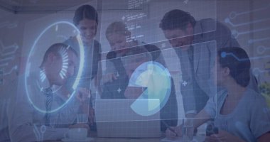 İş kıyafeti giymiş altı profesyonel konferans masasında dizüstü bilgisayarla holografik verilere bakıyor. Yenilik, işbirliği, teknoloji, şirket, fütürizm, takım çalışması, girişim